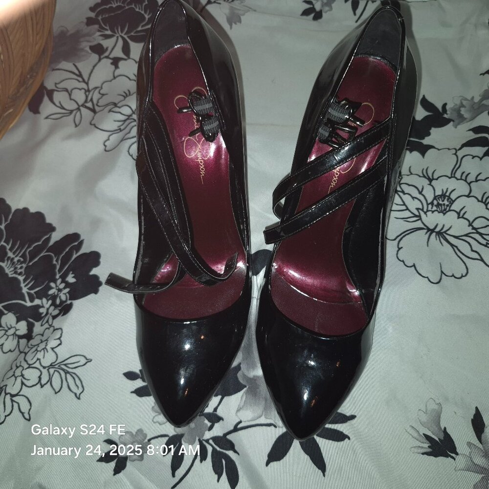 Jessica Simpson - Shoe's in a size 10, black in color.